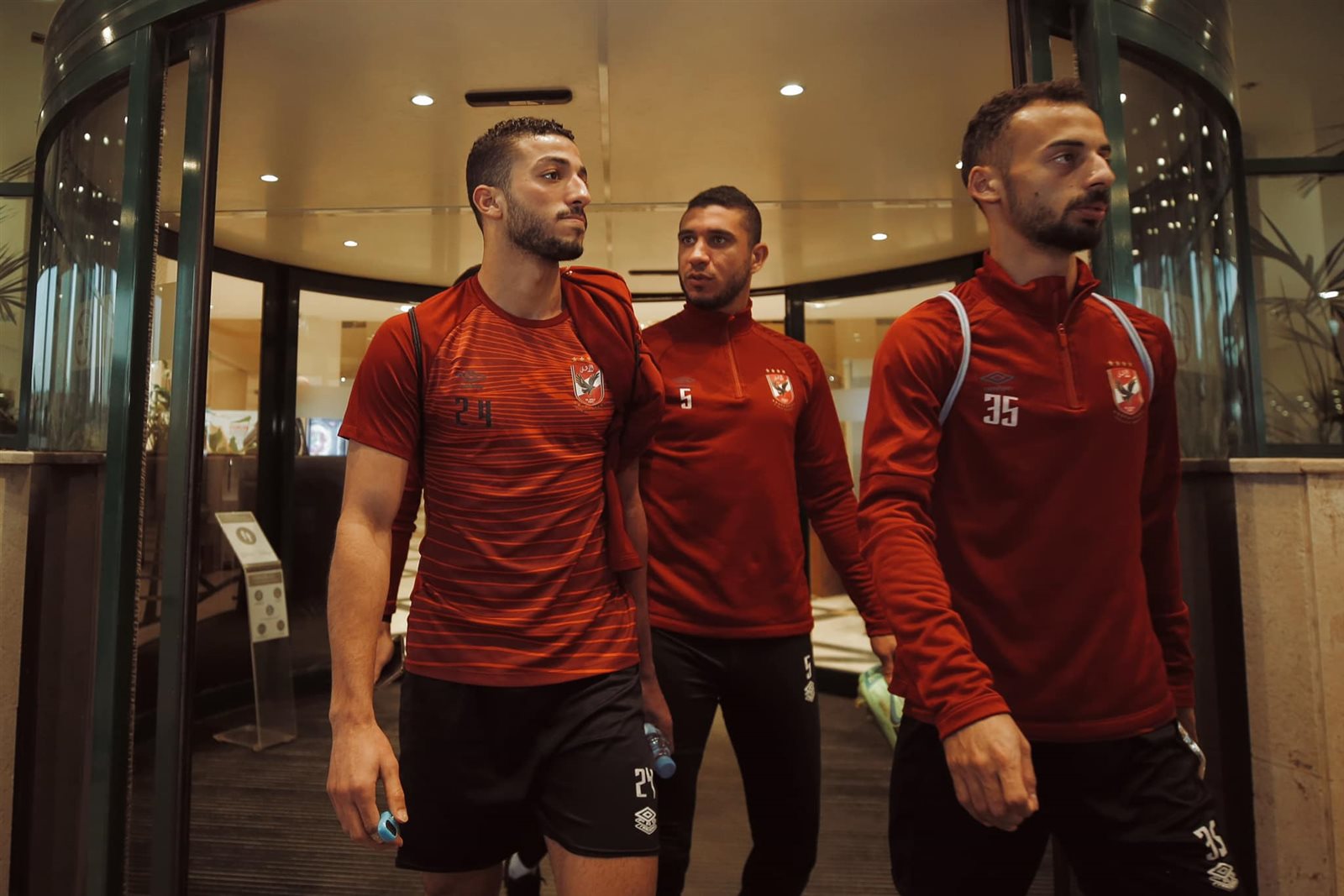 الأهلي يغادر فندق الإقامة لخوض مرانه الأول بالجزائر (9)