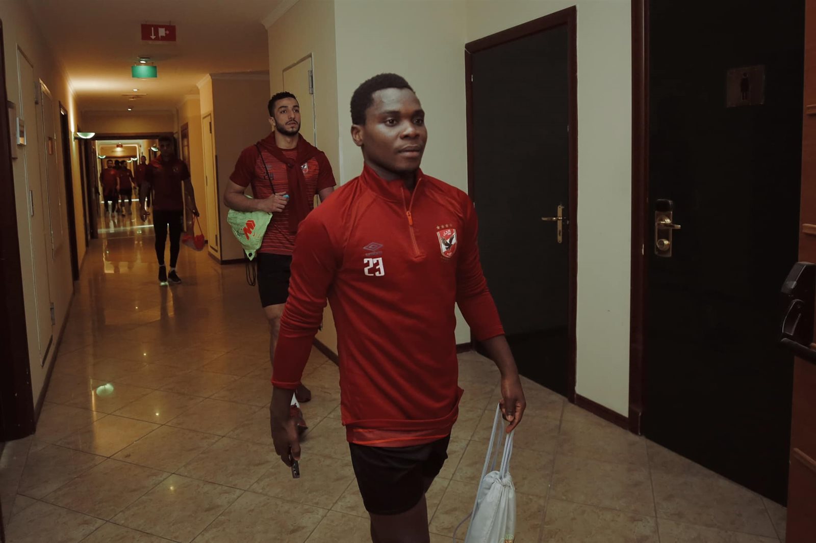 الأهلي يغادر فندق الإقامة لخوض مرانه الأول بالجزائر (10)