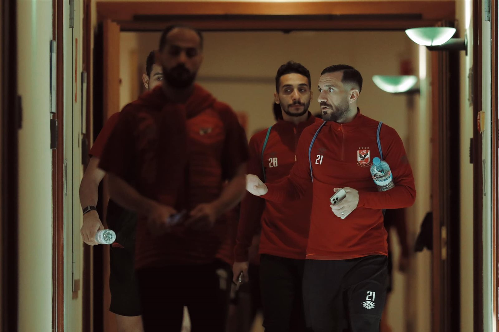 الأهلي يغادر فندق الإقامة لخوض مرانه الأول بالجزائر (11)