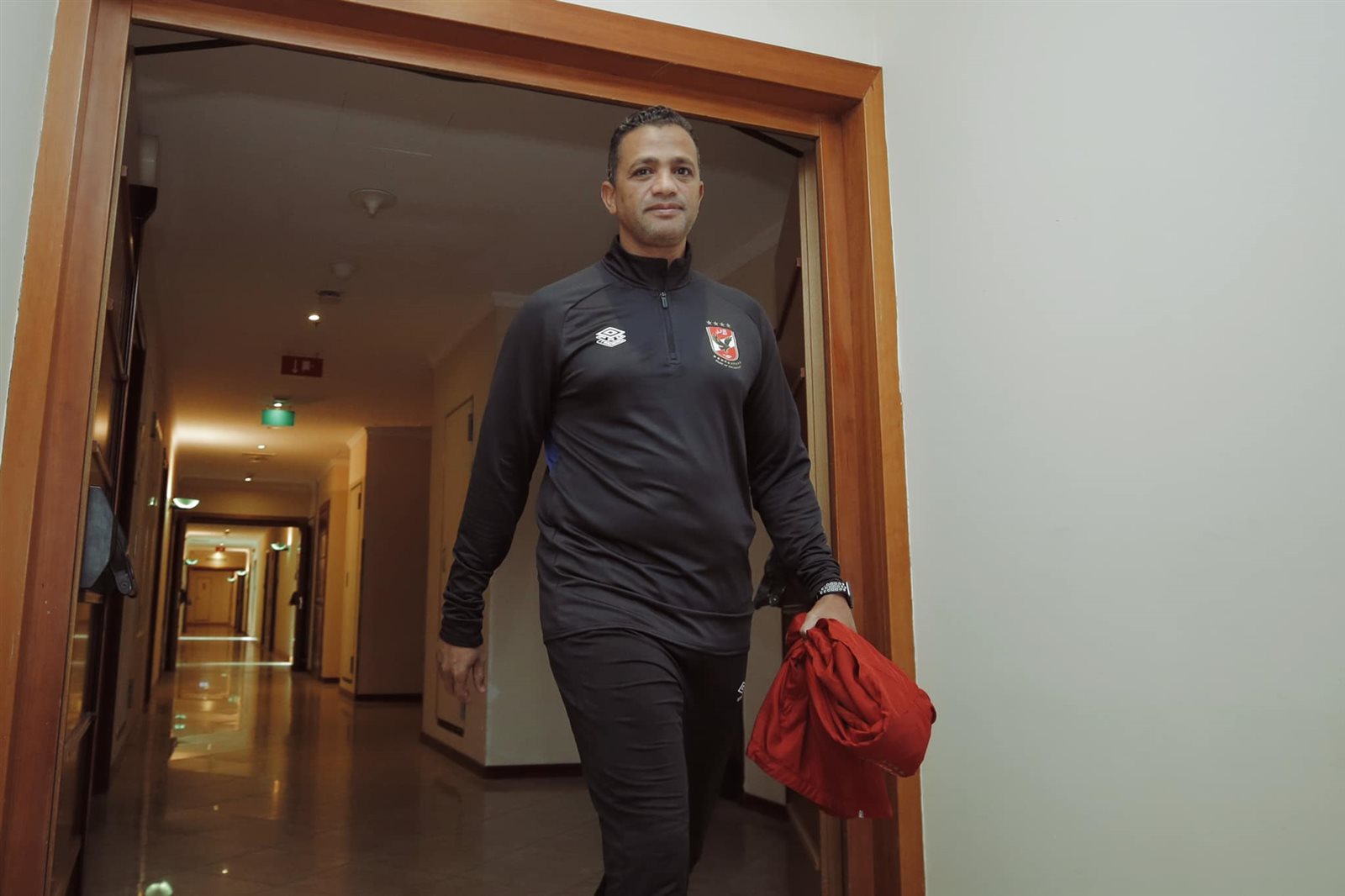 الأهلي يغادر فندق الإقامة لخوض مرانه الأول بالجزائر (12)