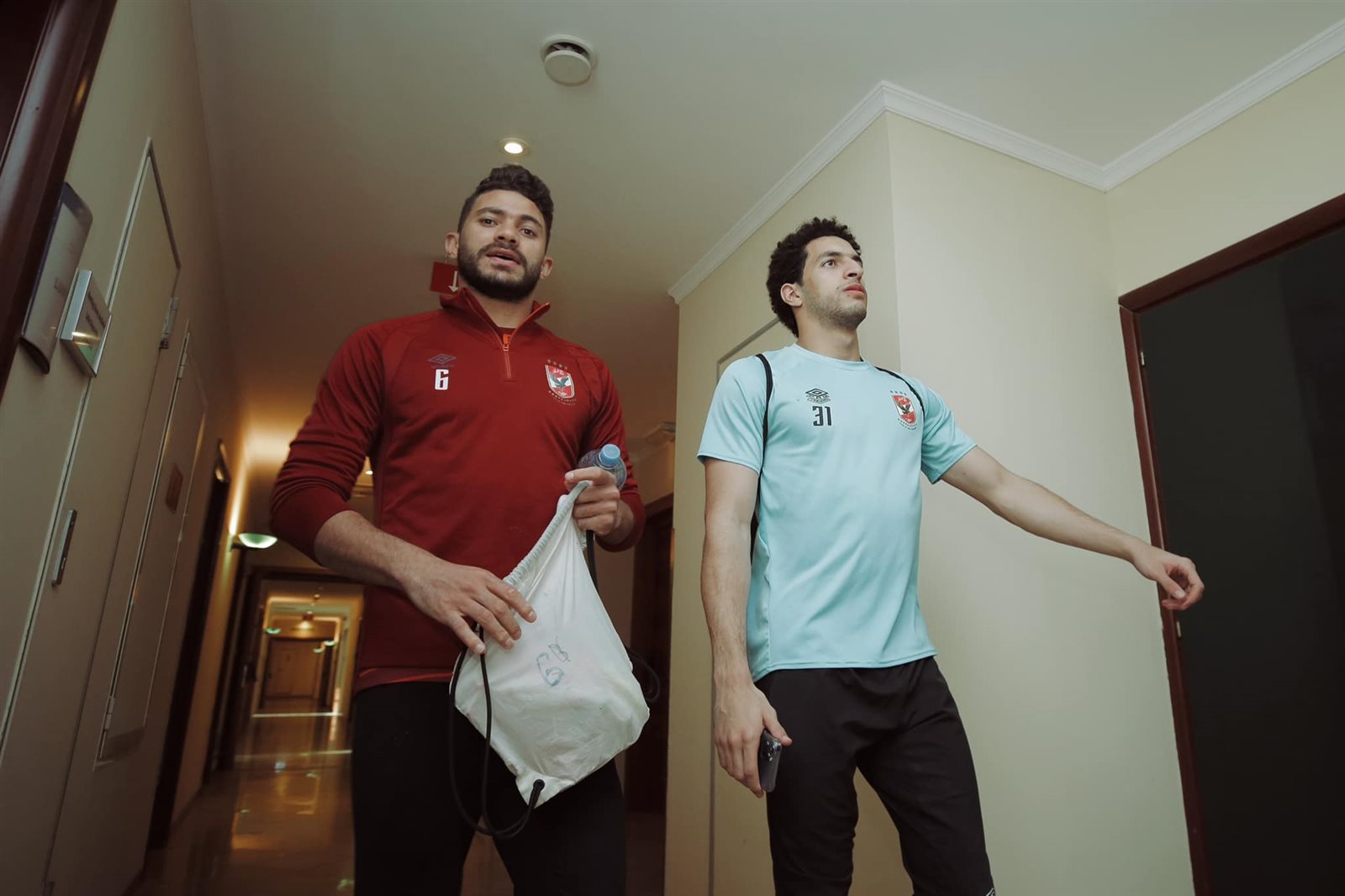 الأهلي يغادر فندق الإقامة لخوض مرانه الأول بالجزائر (13)