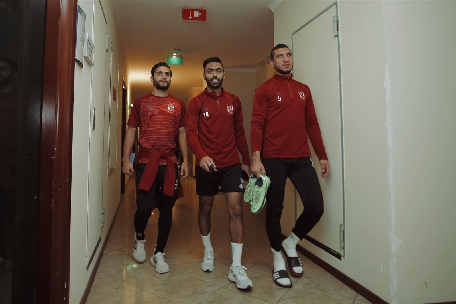 الأهلي يغادر فندق الإقامة لخوض مرانه الأول بالجزائر (14)