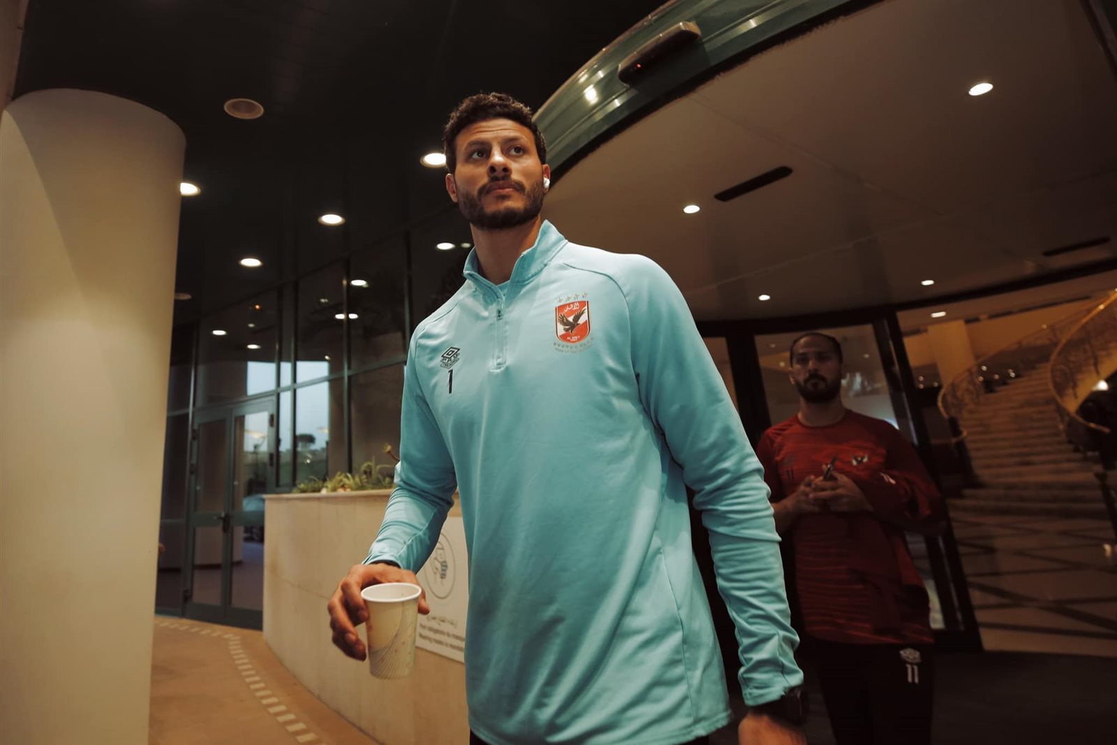 الأهلي يغادر فندق الإقامة لخوض مرانه الأول بالجزائر (15)