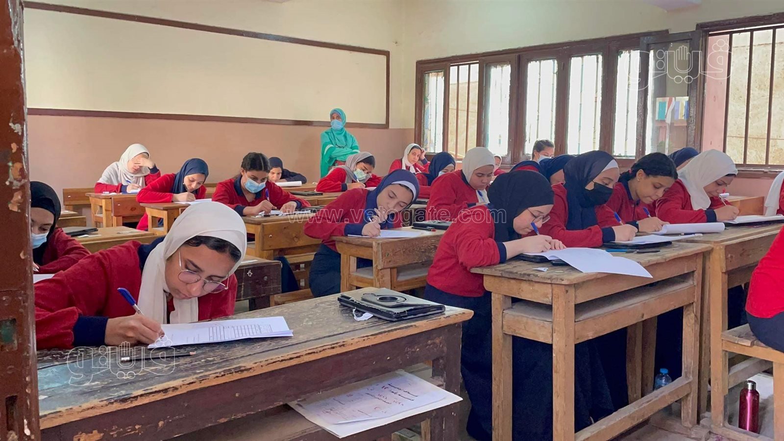 تأدية طالبات ثانية ثانوي امتحان اللغة العربية بالنظام الورقي (1)