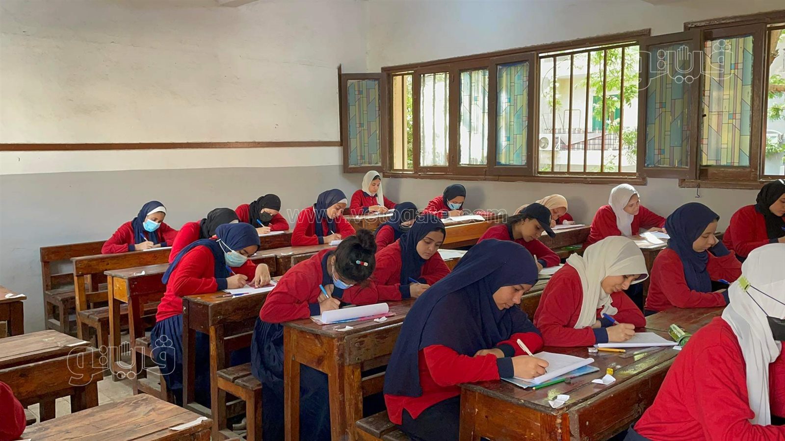 تأدية طالبات ثانية ثانوي امتحان اللغة العربية بالنظام الورقي (2)