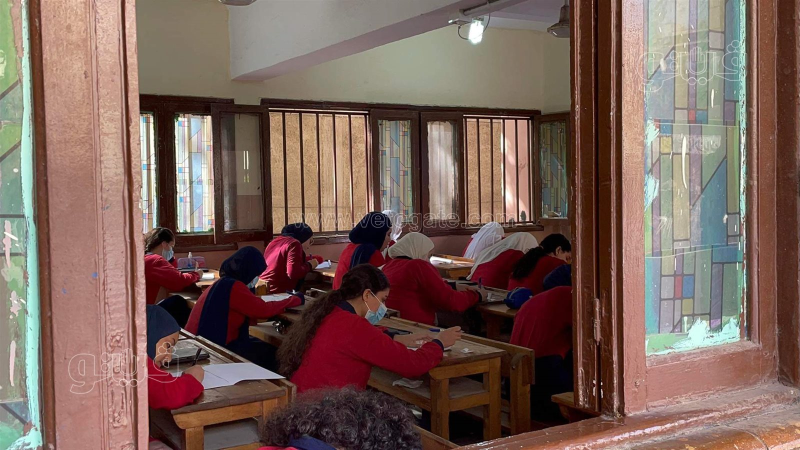 تأدية طالبات ثانية ثانوي امتحان اللغة العربية بالنظام الورقي (3)