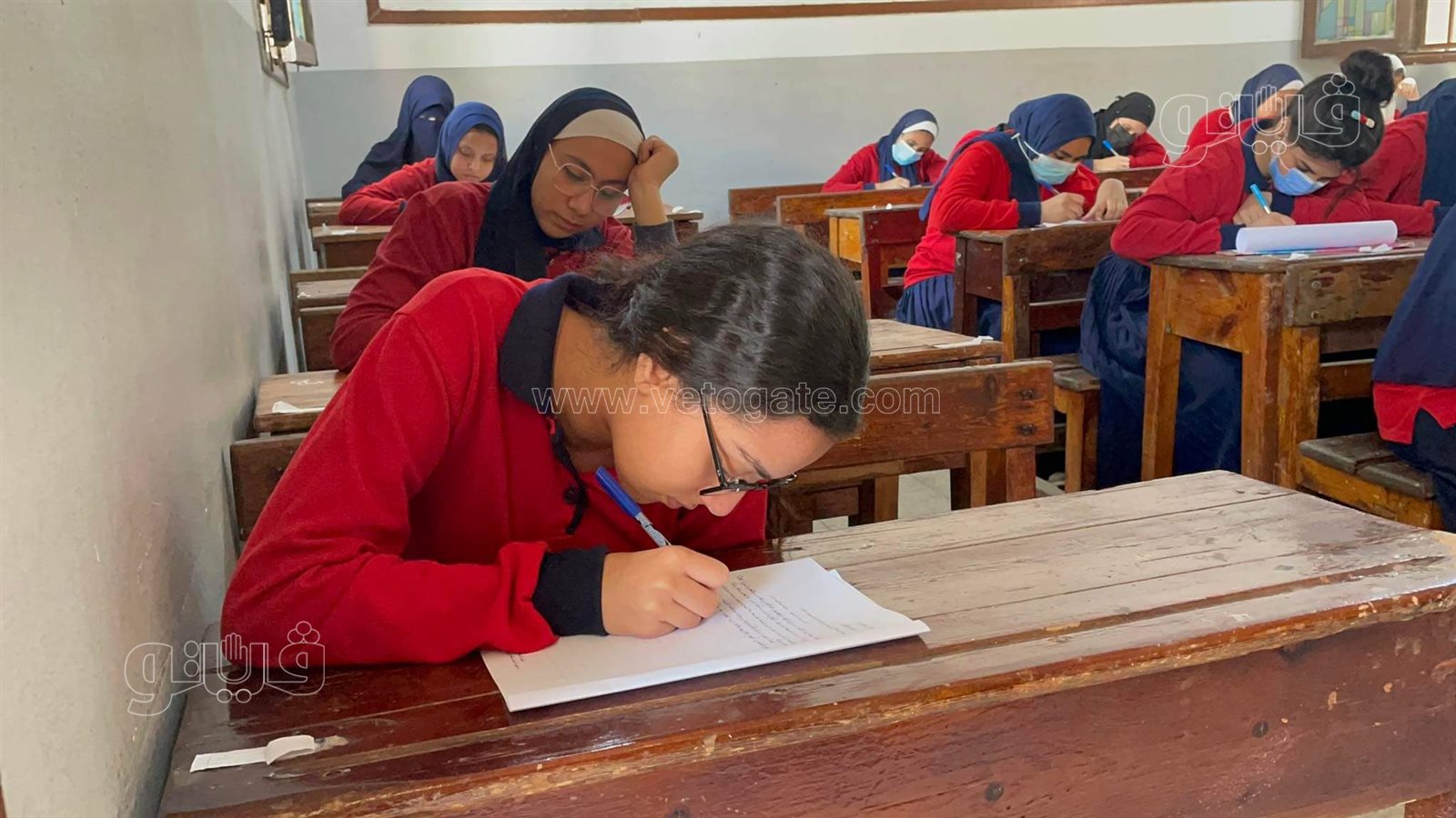 تأدية طالبات ثانية ثانوي امتحان اللغة العربية بالنظام الورقي (5)