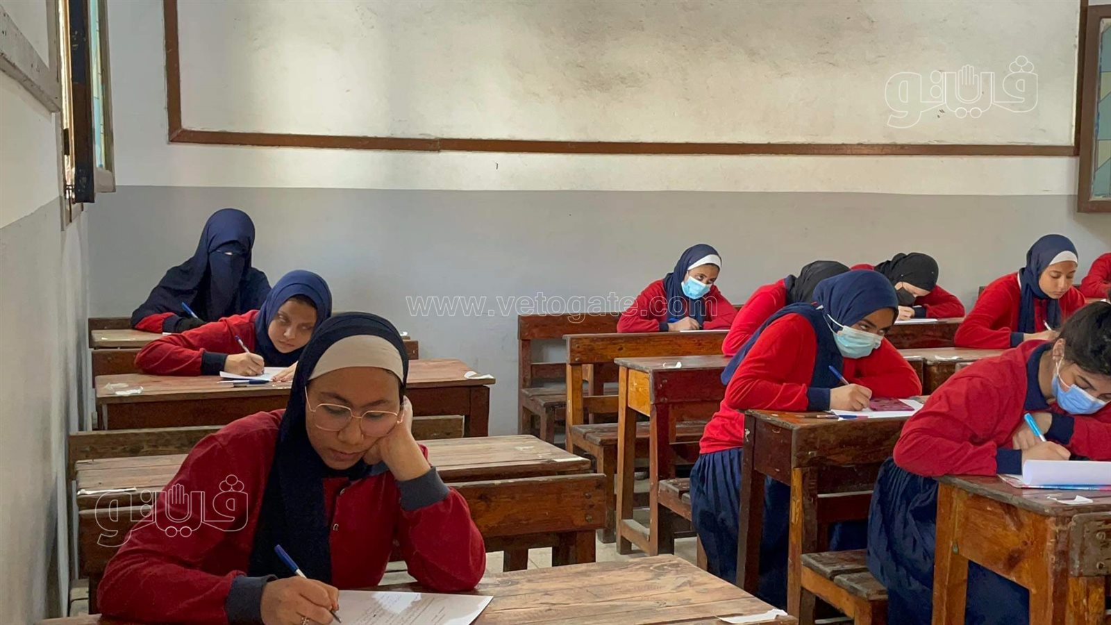 تأدية طالبات ثانية ثانوي امتحان اللغة العربية بالنظام الورقي (6)