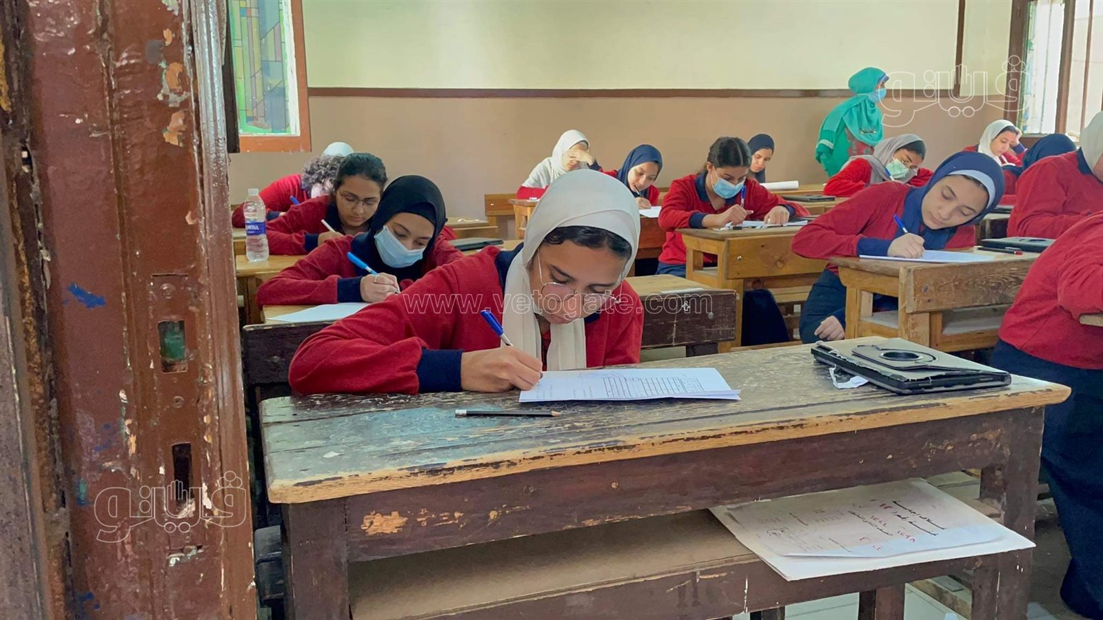 تأدية طالبات ثانية ثانوي امتحان اللغة العربية بالنظام الورقي (7)