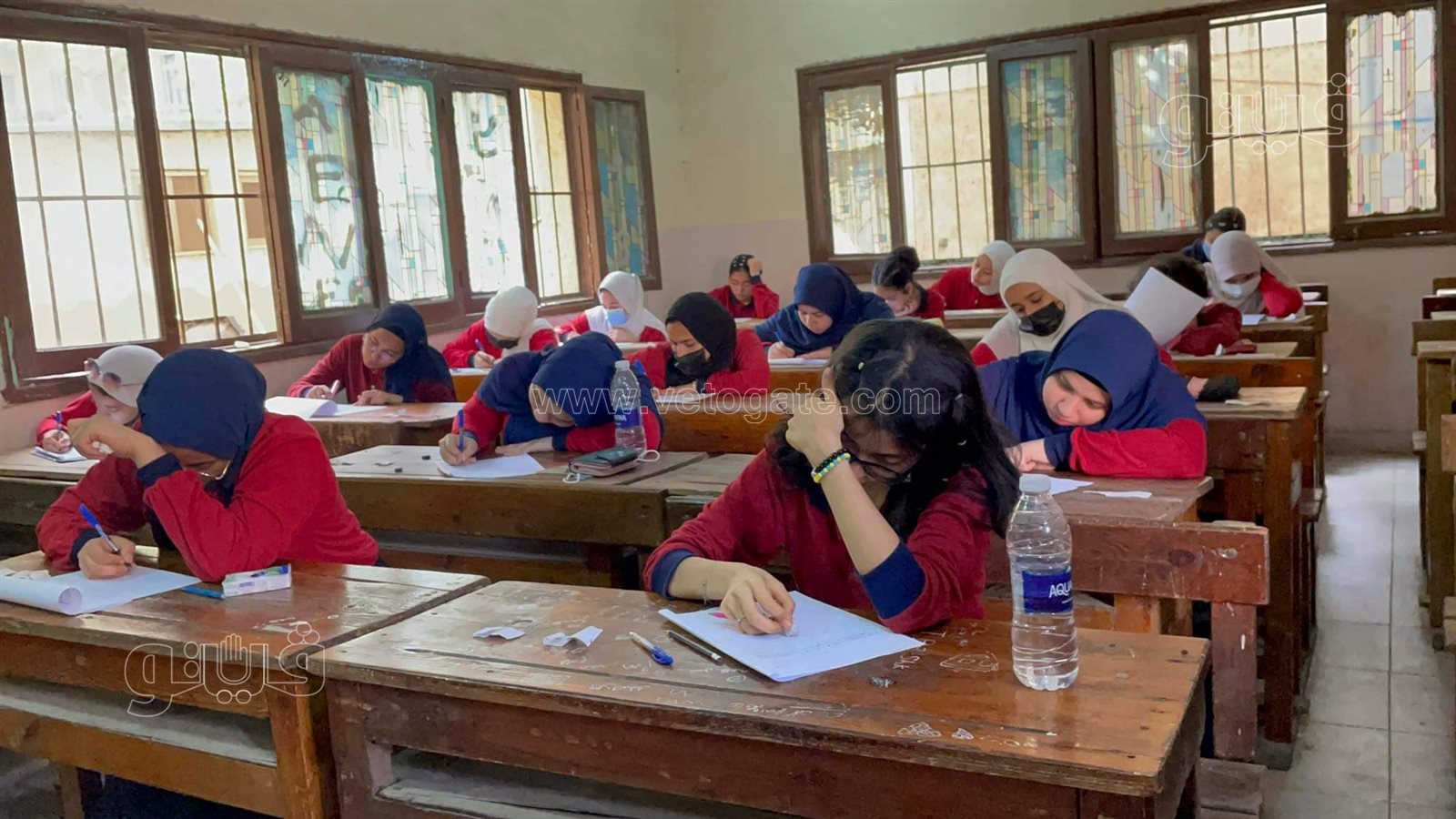 تأدية طالبات ثانية ثانوي امتحان اللغة العربية بالنظام الورقي (8)