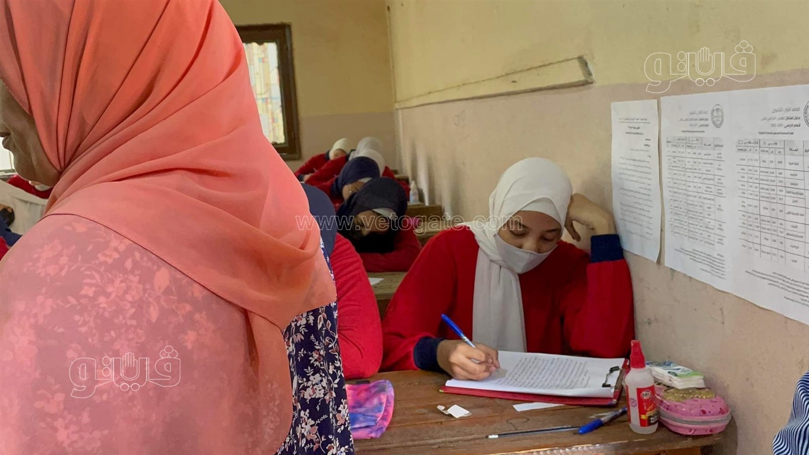تأدية طالبات ثانية ثانوي امتحان اللغة العربية بالنظام الورقي (11)