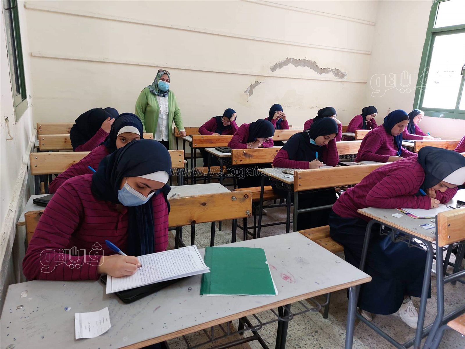 توزيع ورقة المفاهيم على طلاب الصف الثاني الثانوي (3)