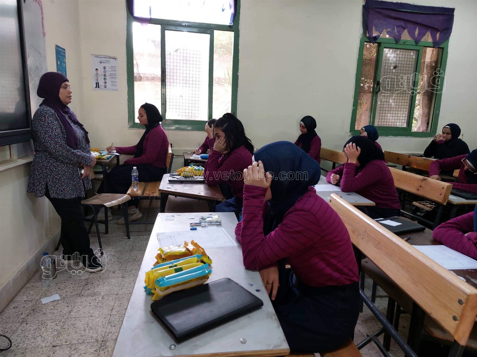 طالبات الصف الثاني الثانوي بالامتحانات (2)