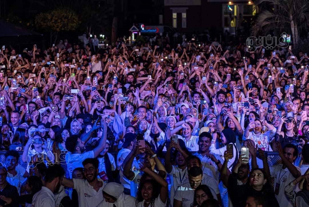 .احمد سعد ومصطفى حجاج يشعلون حفل الجامعه البريطانية بالشروق (11)