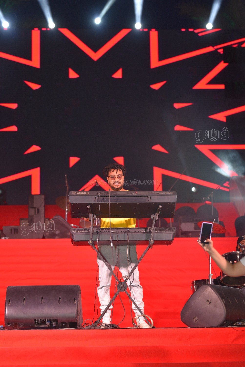 .احمد سعد ومصطفى حجاج يشعلون حفل الجامعه البريطانية بالشروق (26)