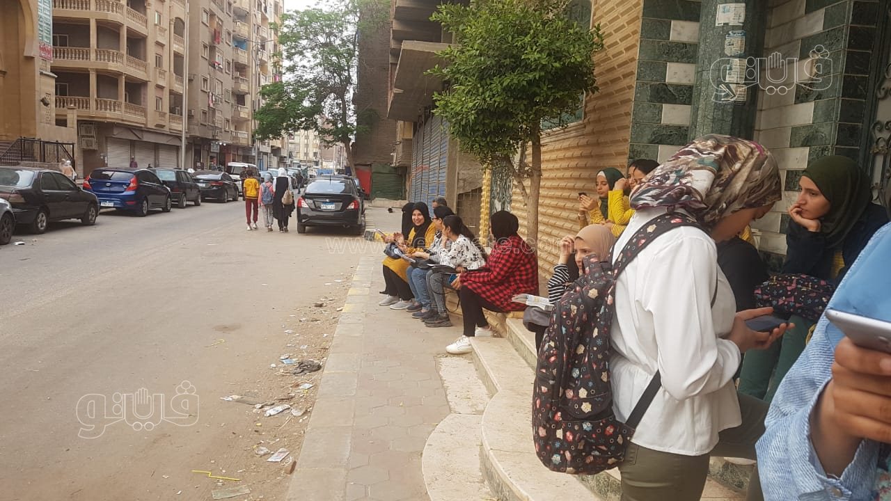 توافد أولياء أمور وطالبات الشهادة الإعدادية (1)