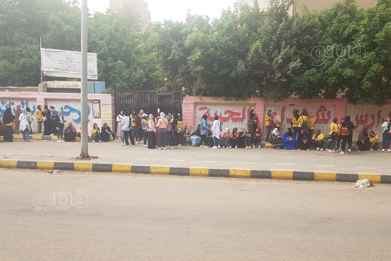 توافد أولياء أمور وطالبات الشهادة الإعدادية (2)