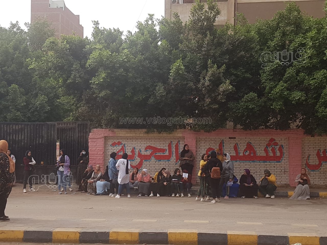 توافد أولياء أمور وطالبات الشهادة الإعدادية (3)