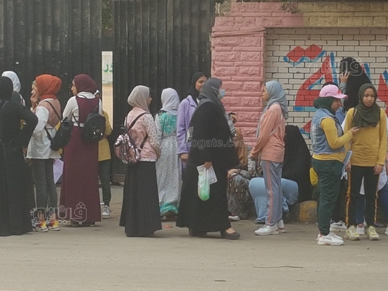 توافد أولياء أمور وطالبات الشهادة الإعدادية (4)