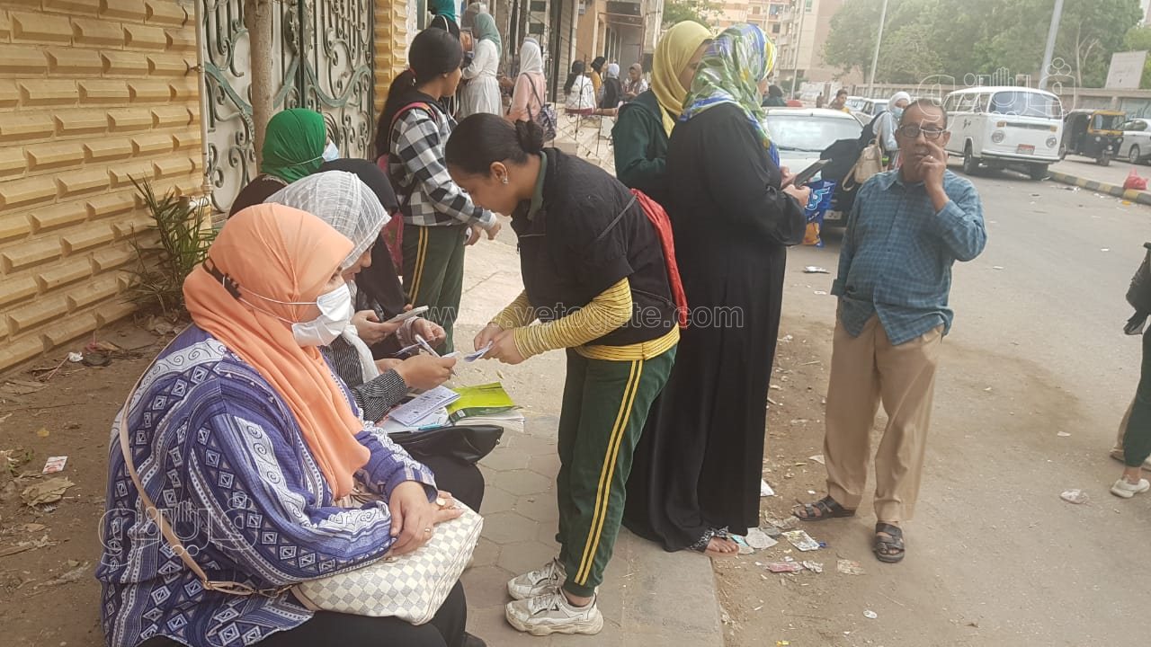 توافد أولياء أمور وطالبات الشهادة الإعدادية (5)