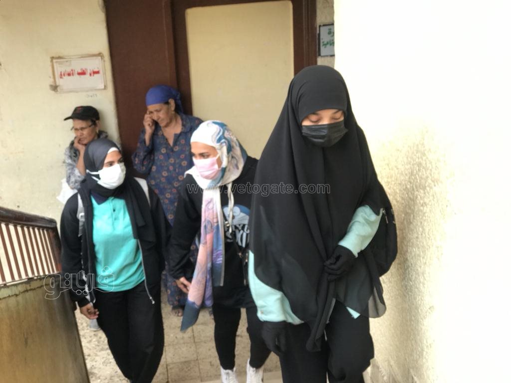 لحظة دخول طلاب الإعدادية لجان امتحان اللغة العربية (2)