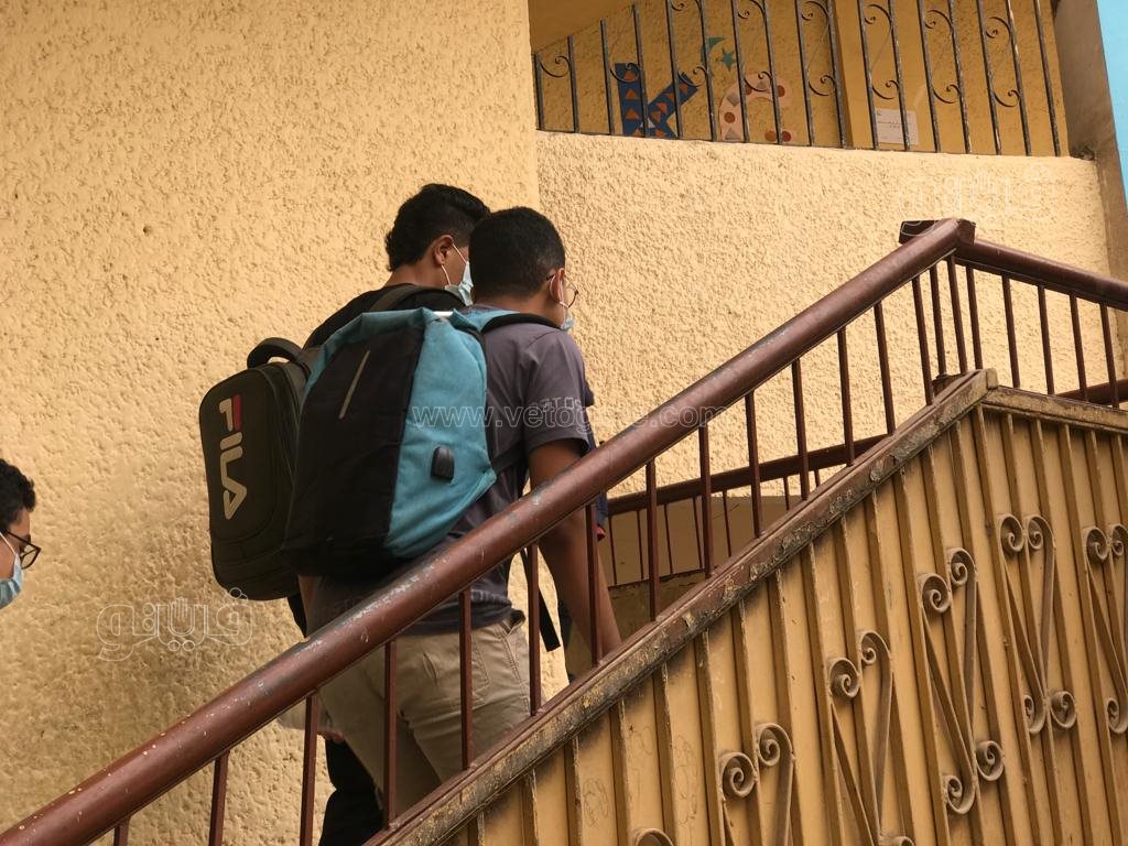 لحظة دخول طلاب الإعدادية لجان امتحان اللغة العربية (5)