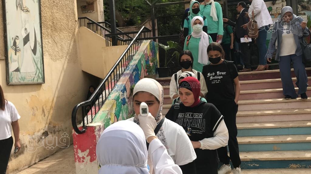 لحظة دخول طلاب الإعدادية لجان امتحان اللغة العربية (7)