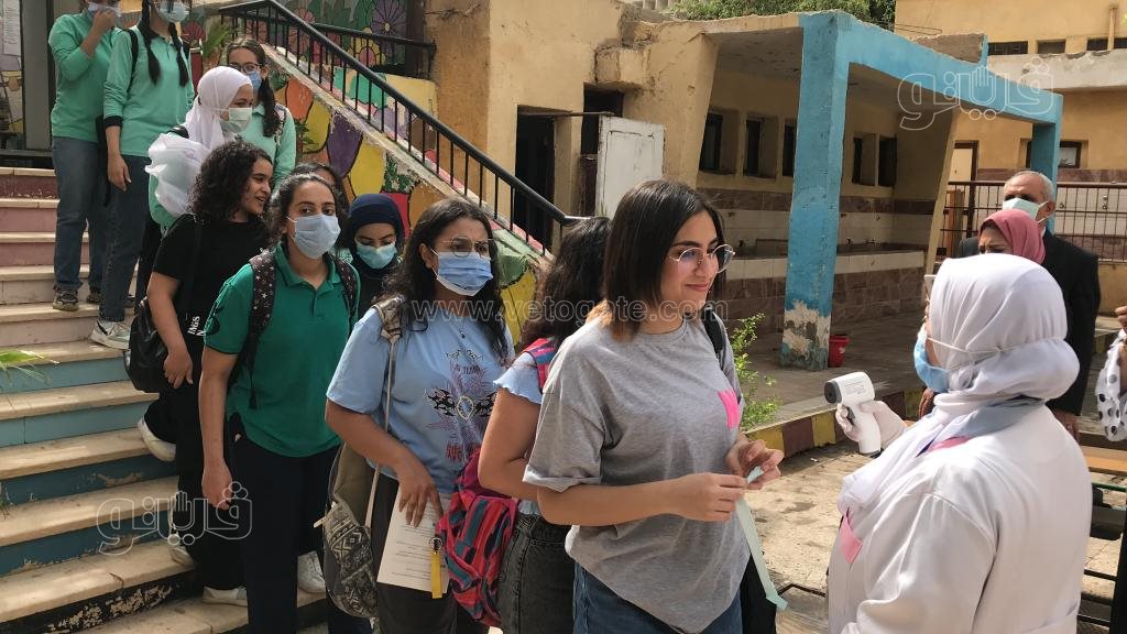 لحظة دخول طلاب الإعدادية لجان امتحان اللغة العربية (8)