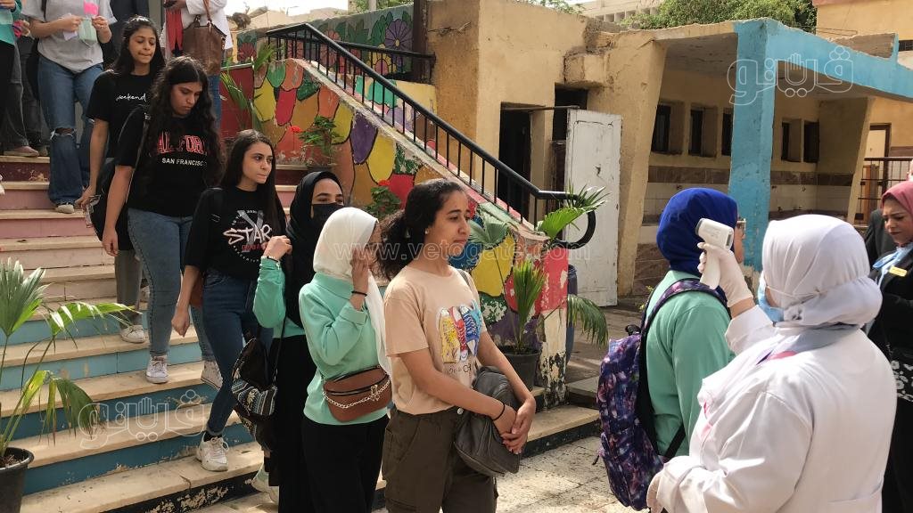 لحظة دخول طلاب الإعدادية لجان امتحان اللغة العربية (9)