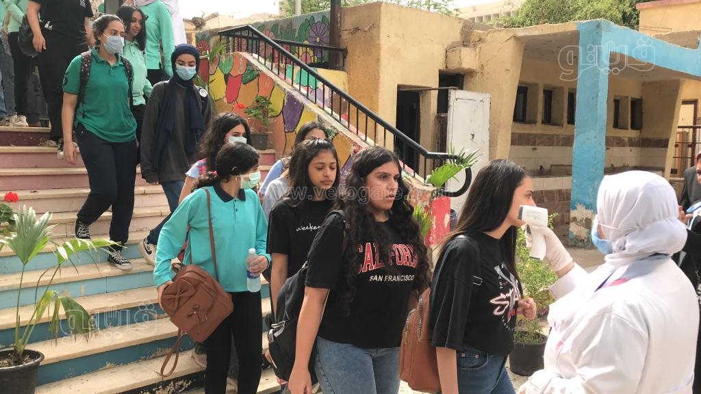 لحظة دخول طلاب الإعدادية لجان امتحان اللغة العربية (10)