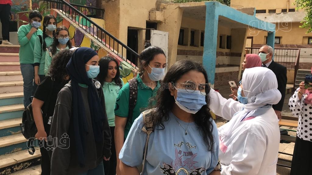 لحظة دخول طلاب الإعدادية لجان امتحان اللغة العربية (11)