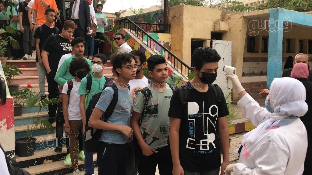 لحظة دخول طلاب الإعدادية لجان امتحان اللغة العربية (12)