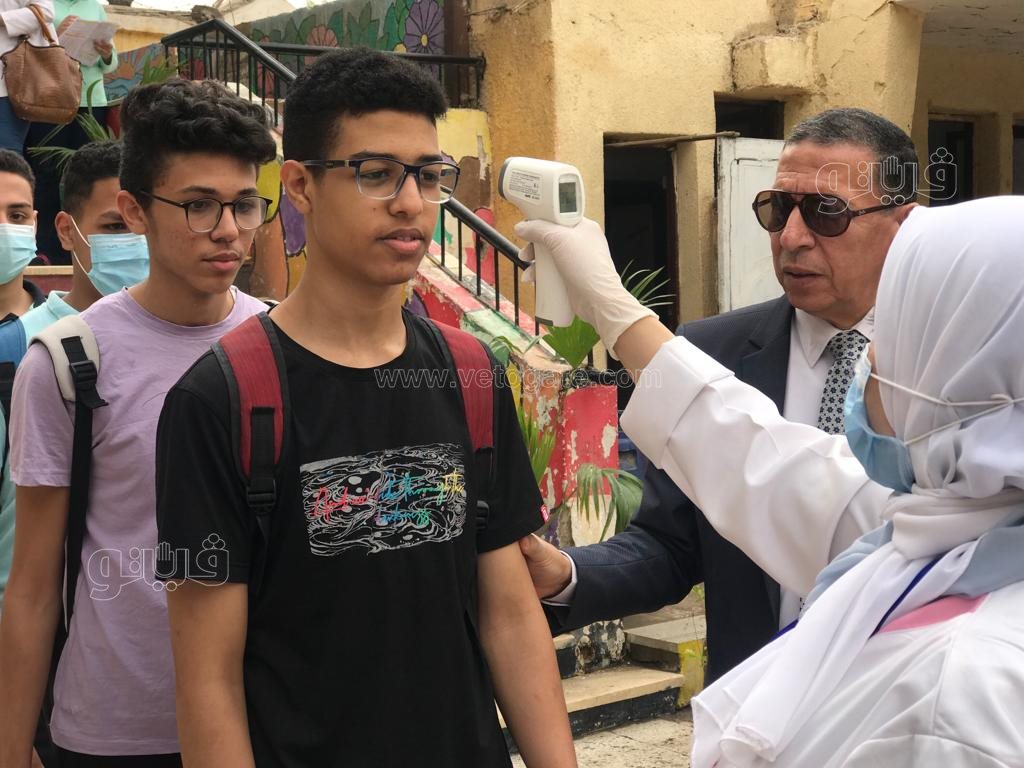 لحظة دخول طلاب الإعدادية لجان امتحان اللغة العربية (13)