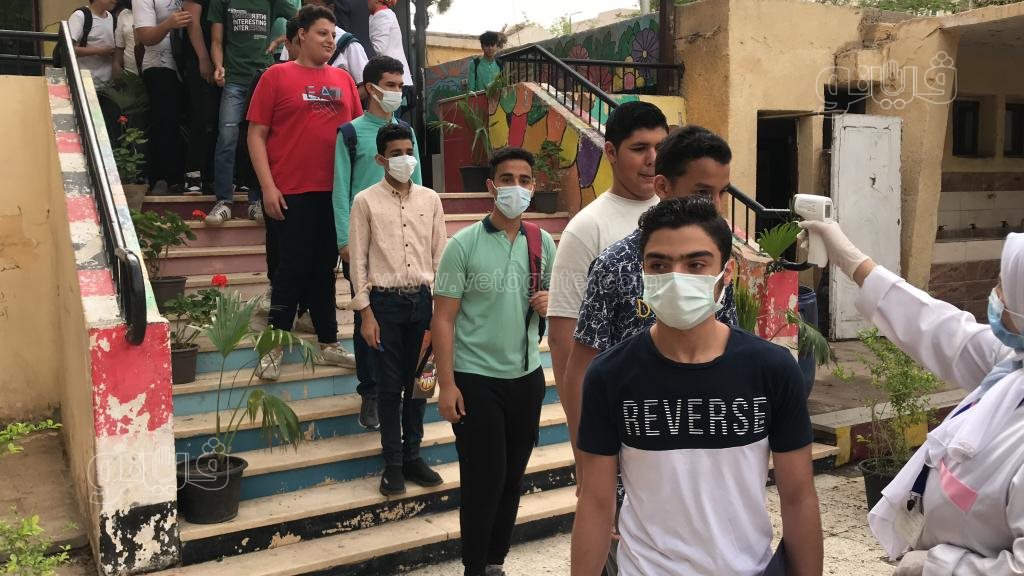 لحظة دخول طلاب الإعدادية لجان امتحان اللغة العربية (14)