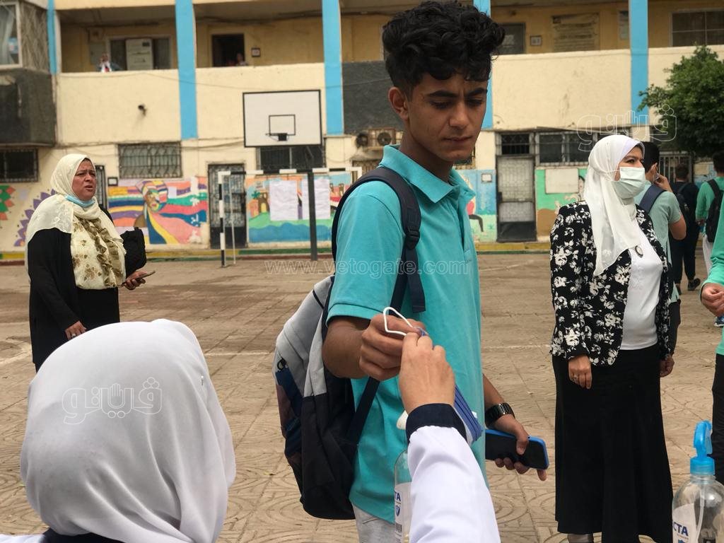 لحظة دخول طلاب الإعدادية لجان امتحان اللغة العربية (15)