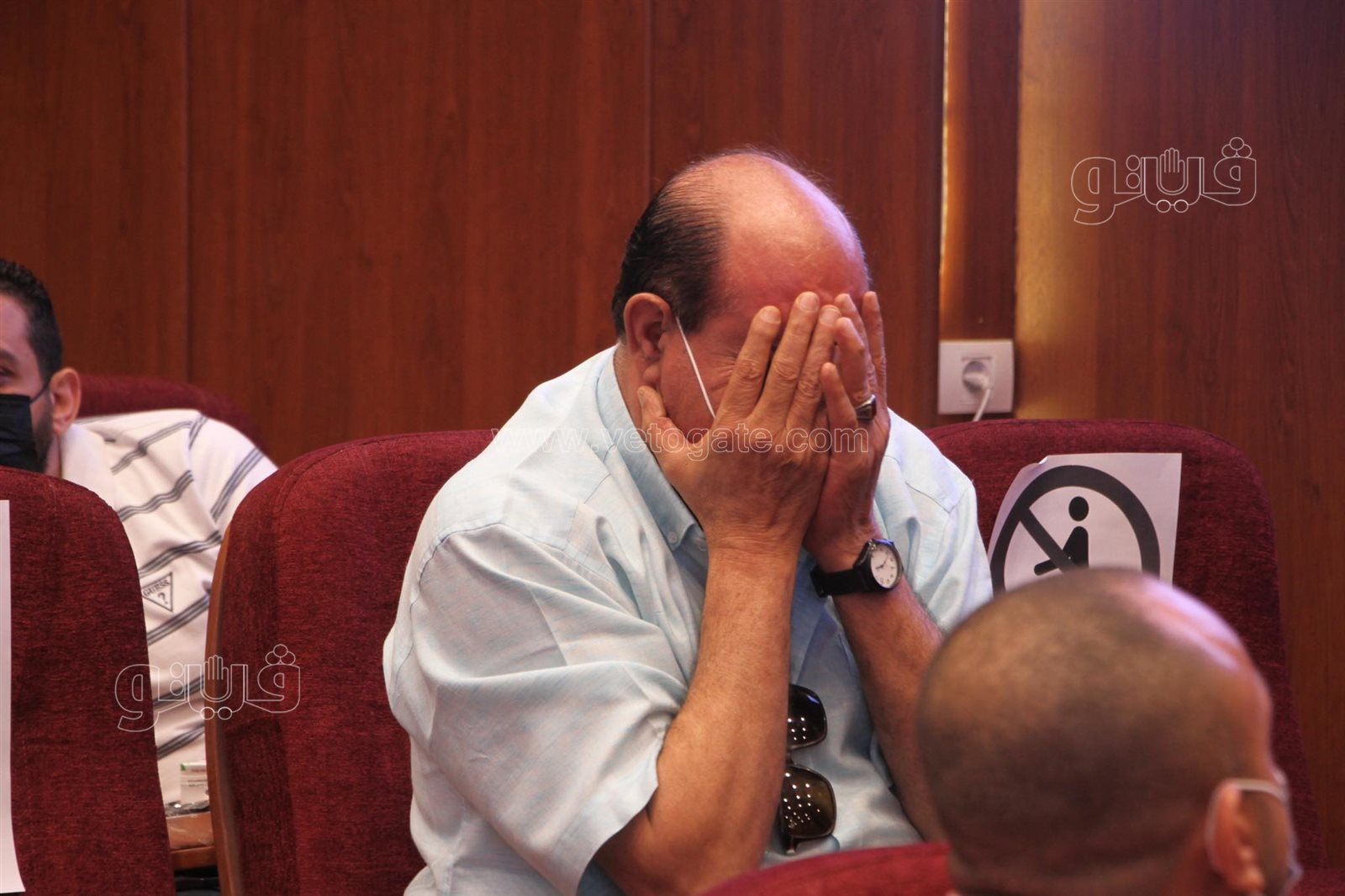 فائز بقرعة الحج بالقاهرة يسجد شكرًا لله (1)