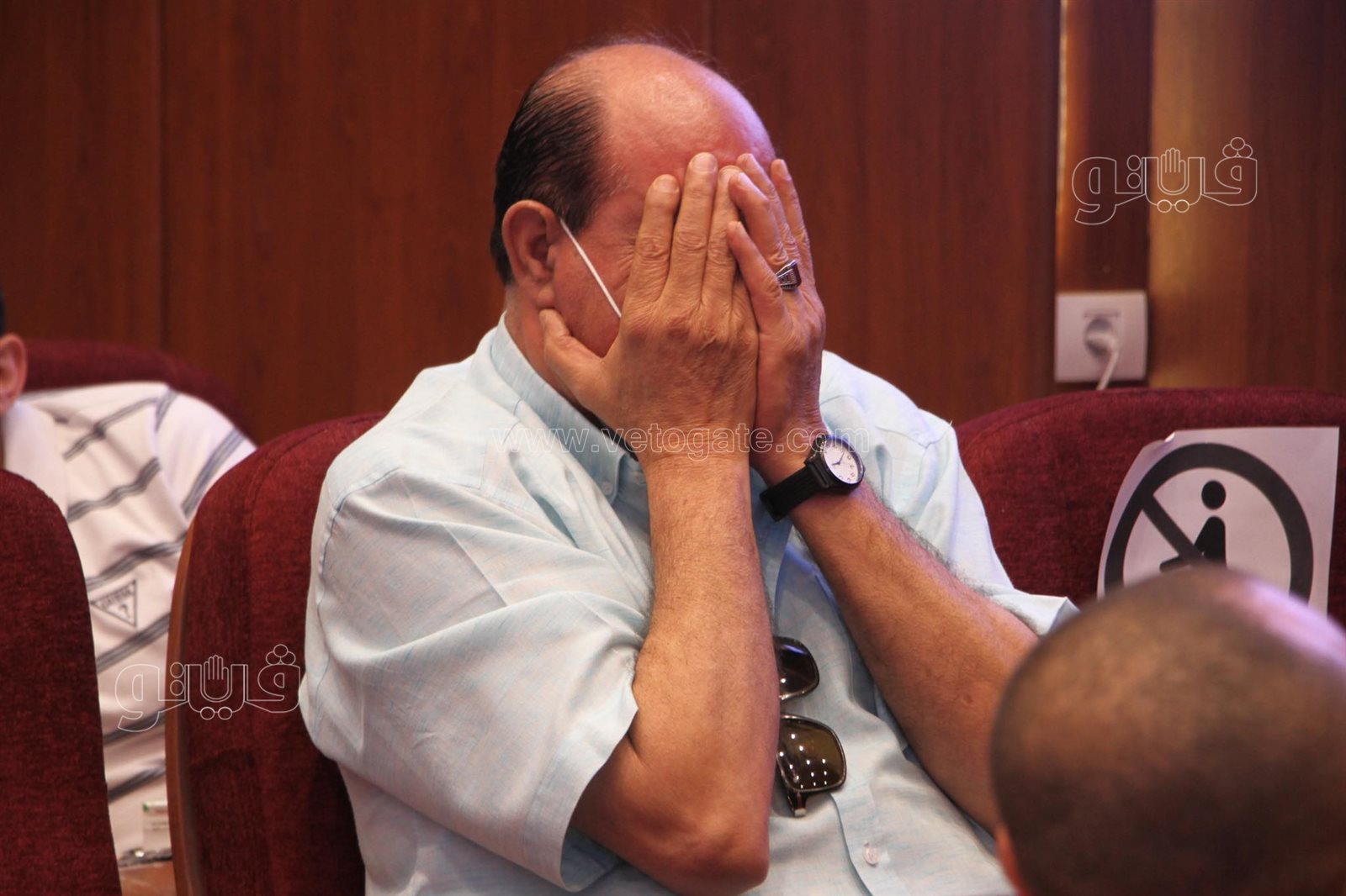 فائز بقرعة الحج بالقاهرة يسجد شكرًا لله (4)