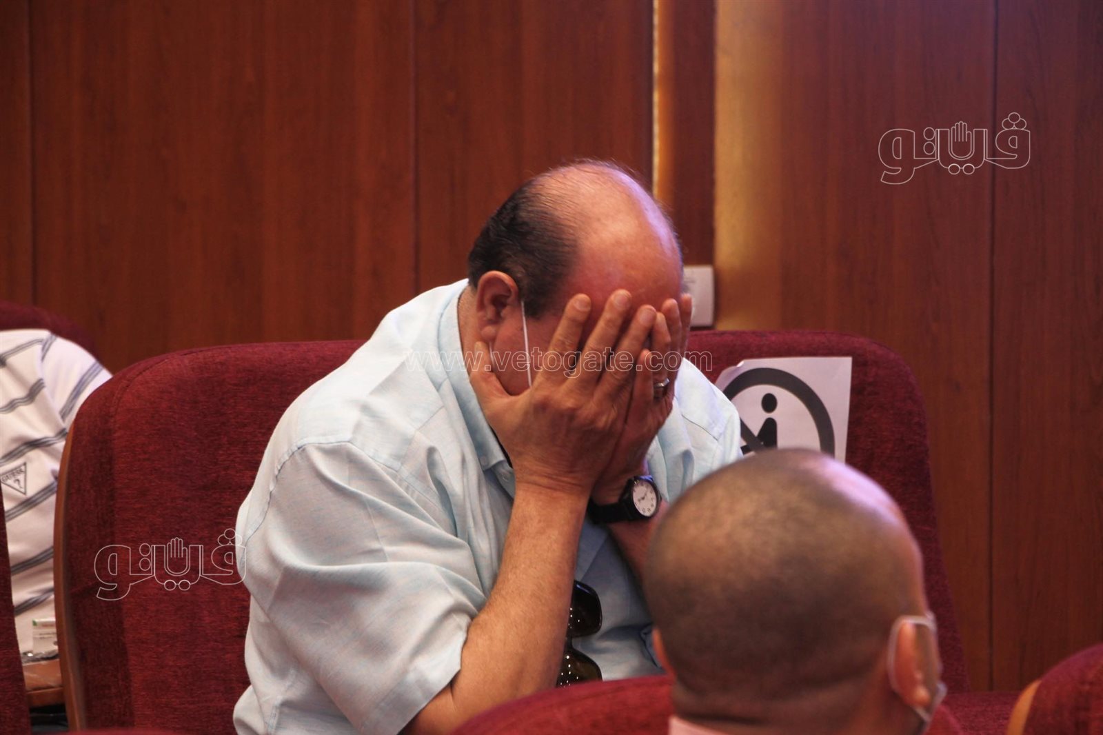 فائز بقرعة الحج بالقاهرة يسجد شكرًا لله (7)