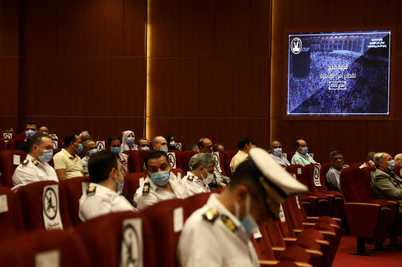 زغاريد وسجود شكرا لله.. رد فعل الفائزين بقرعة الحج بالقاهرة فيديو وصور (2)