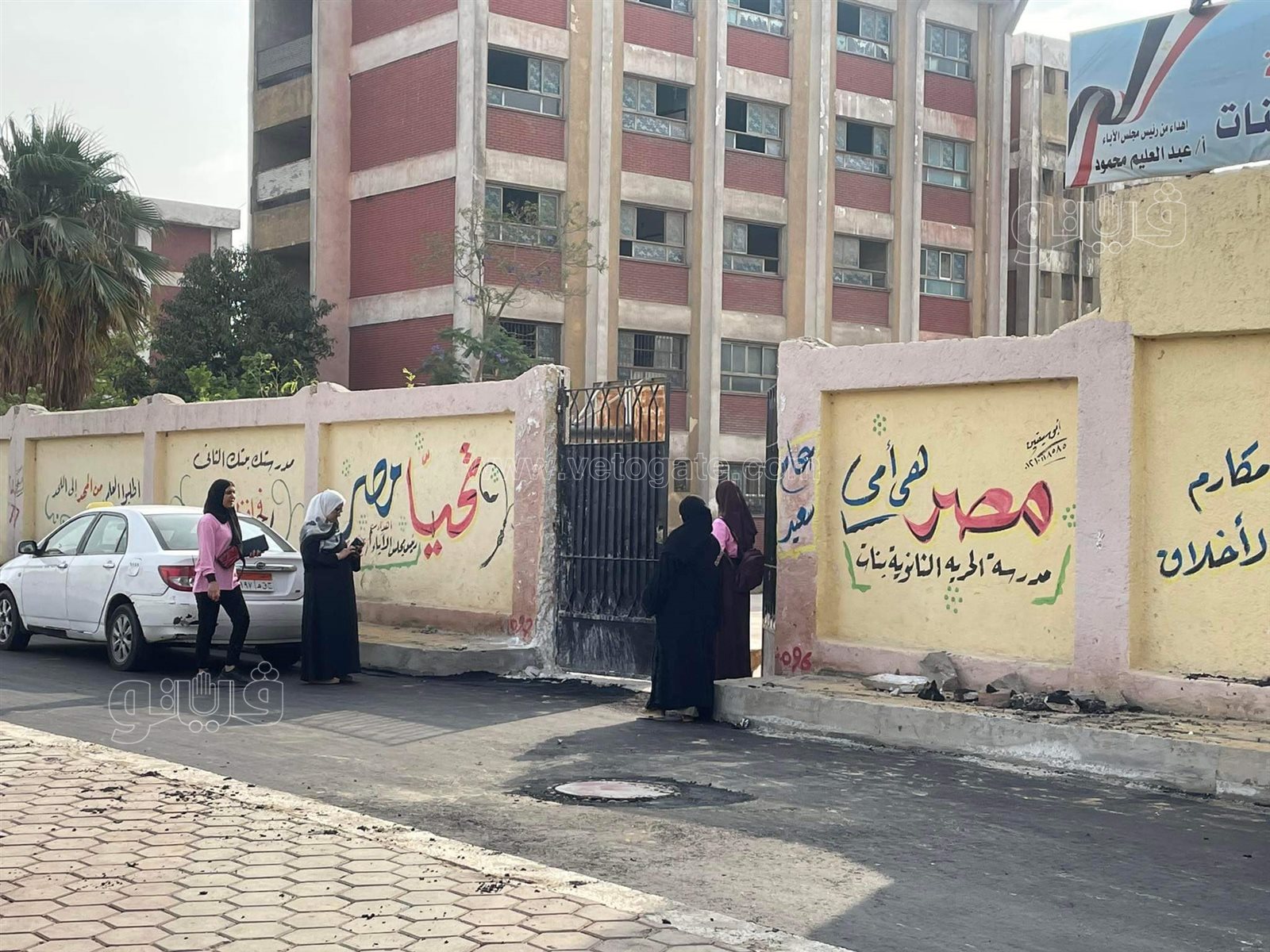 توافد طالبات أولى ثانوي لأداء امتحان اللغة الأجنبية الثانية بالقاهرة (2)