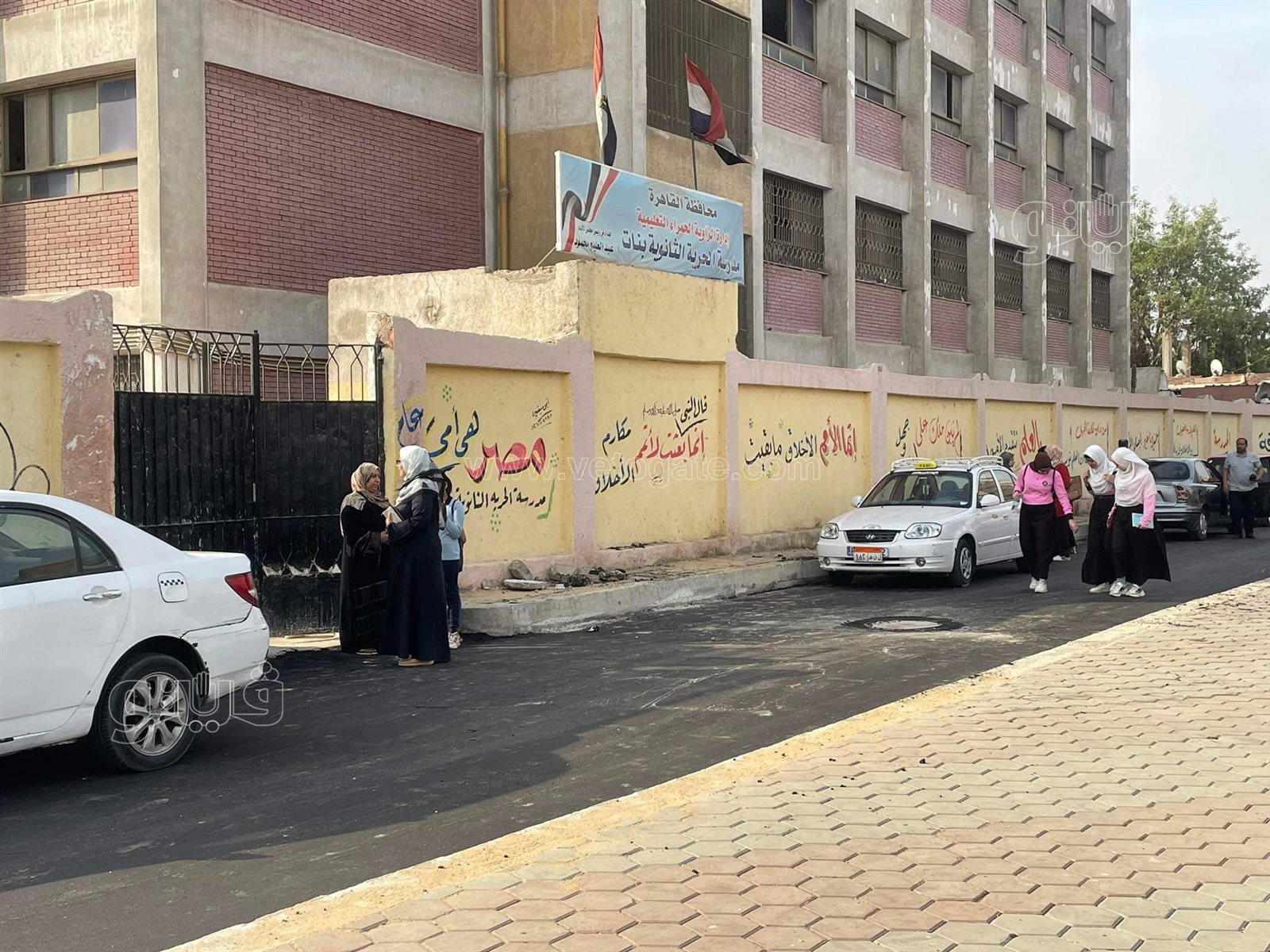 توافد طالبات أولى ثانوي لأداء امتحان اللغة الأجنبية الثانية بالقاهرة (4)