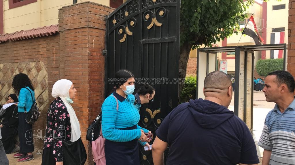 دخول طالبات أولى ثانوي للجان لأداء امتحان اللغة الأجنبية الثانية بالجيزة (1)