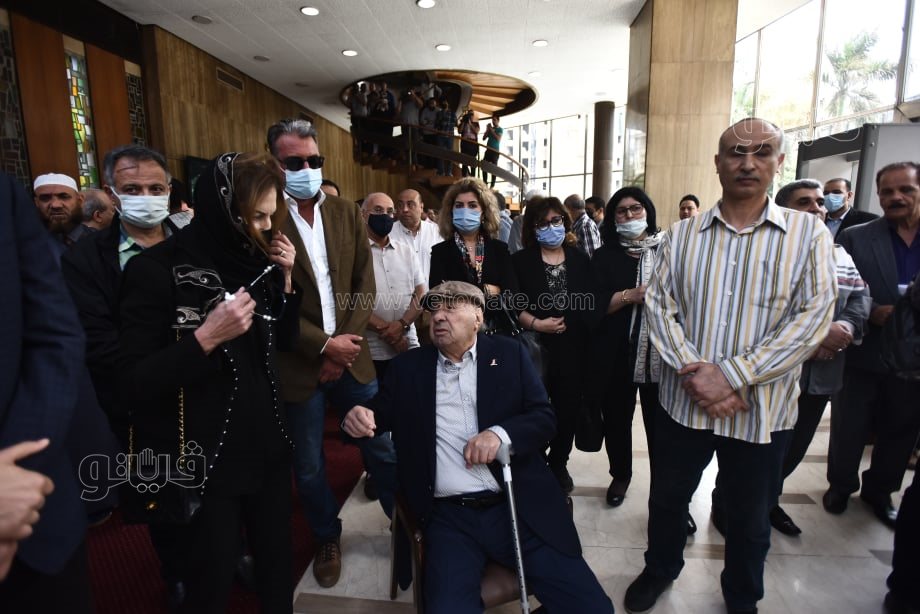 وصول جثمان الصحفي صلاح منتصر إلى الأهرام وسط انهيار أسرته (5)