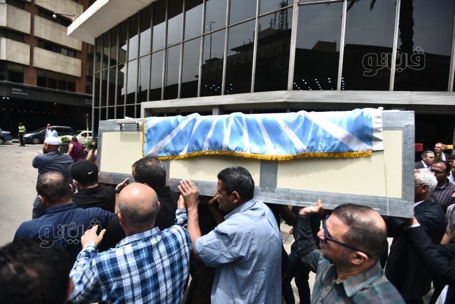 وصول جثمان الصحفي صلاح منتصر إلى الأهرام وسط انهيار أسرته (7)