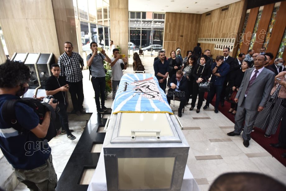 وصول جثمان الصحفي صلاح منتصر إلى الأهرام وسط انهيار أسرته (13)