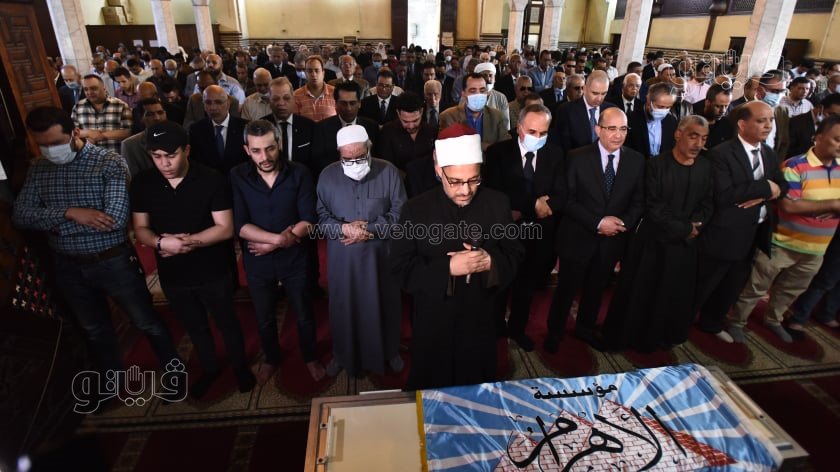 تشييع جثمان الكاتب الصحفي صلاح منتصر من مسجد عمر مكرم إلى مثواه الأخير (15)