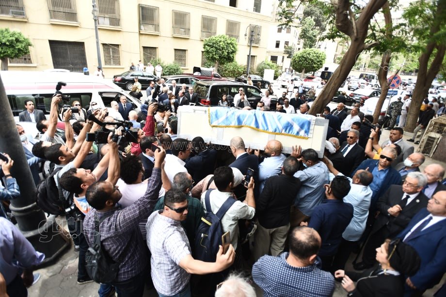تشييع جثمان الكاتب الصحفي صلاح منتصر من مسجد عمر مكرم إلى مثواه الأخير (17)