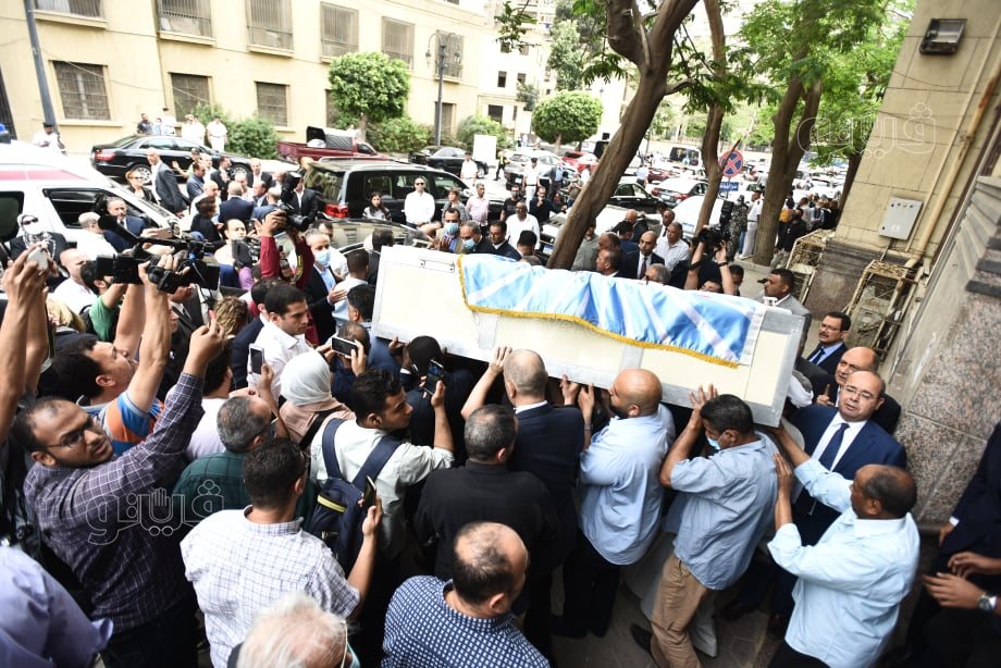 تشييع جثمان الكاتب الصحفي صلاح منتصر من مسجد عمر مكرم إلى مثواه الأخير (18)