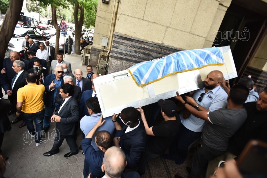 تشييع جثمان الكاتب الصحفي صلاح منتصر من مسجد عمر مكرم إلى مثواه الأخير (19)