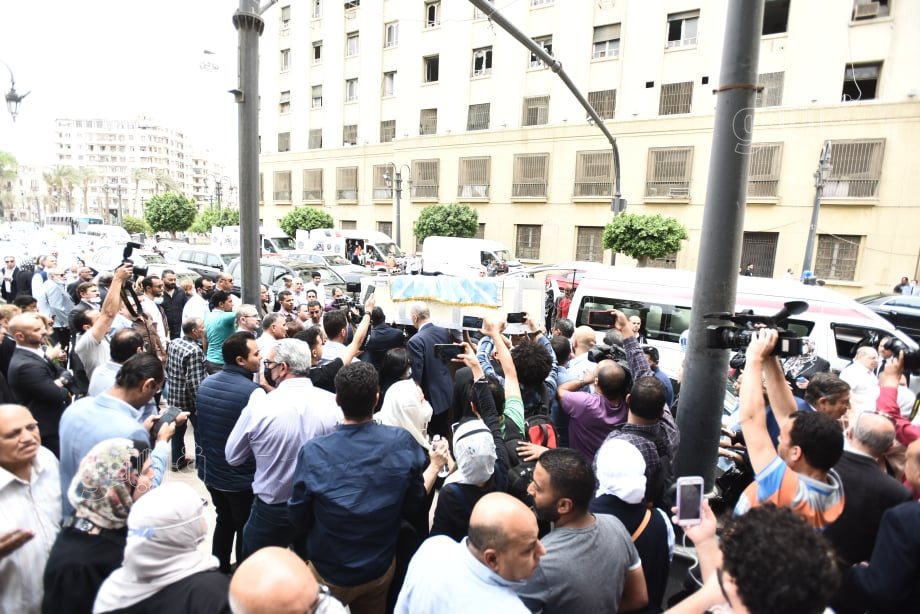 تشييع جثمان الكاتب الصحفي صلاح منتصر من مسجد عمر مكرم إلى مثواه الأخير (20)